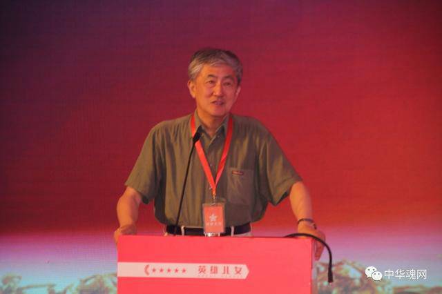 中共谍战首脑之一的李克农之孙李凱城，向与会者解读了《隐蔽战线斗争对当下的意义所在》。 