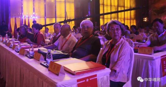 中央特科和隐蔽战线后代，以及革命后代们全神贯注聆听讲话