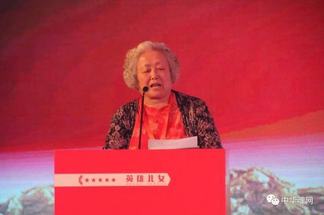 中共隐蔽战线元老吴德峰的女儿吴持生发言。 