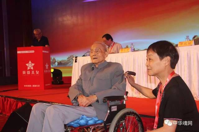 全国仅存的中央特科老战士姚子建（中）亲临会场，但因身体欠佳由儿子姚一群（左）代为宣读姚老的回忆文稿。 