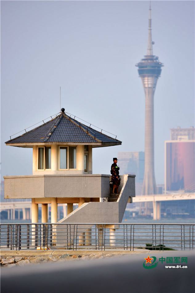 带上红花的我最后一次在岗楼执勤。摄于2017年4月