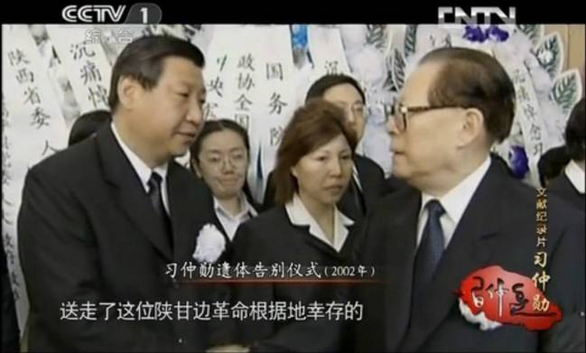 江泽民与习近平握手。