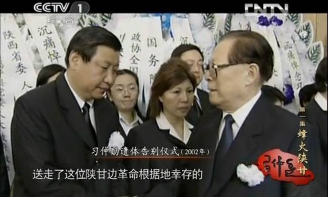 江泽民与习近平握手。