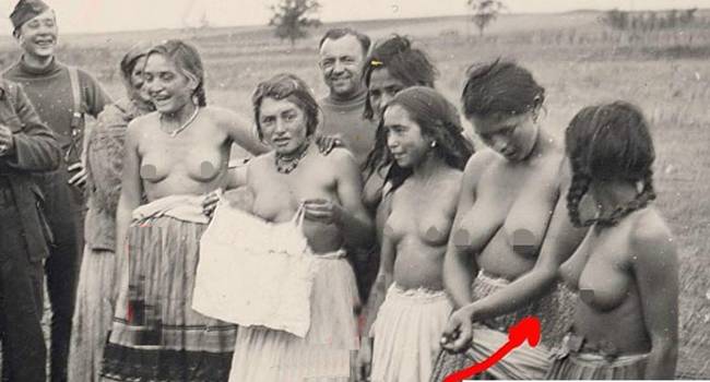 二战时期的吉普赛女子与纳粹士兵。纳粹士兵通常让吉普赛女子脱光来取乐。