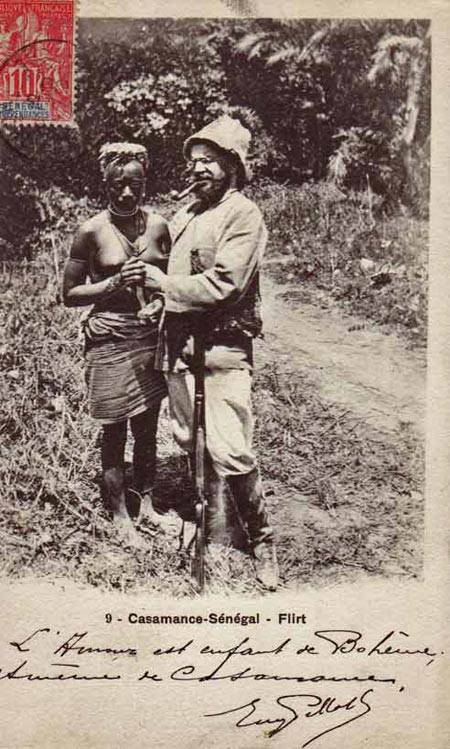 对于西方殖民者来说，殖民地的妇女不过是他们的玩物，所以在明信片中，也有许多这样的题材。