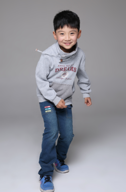 程一阁参与李宁服装走秀 小型男魅力吸睛无数