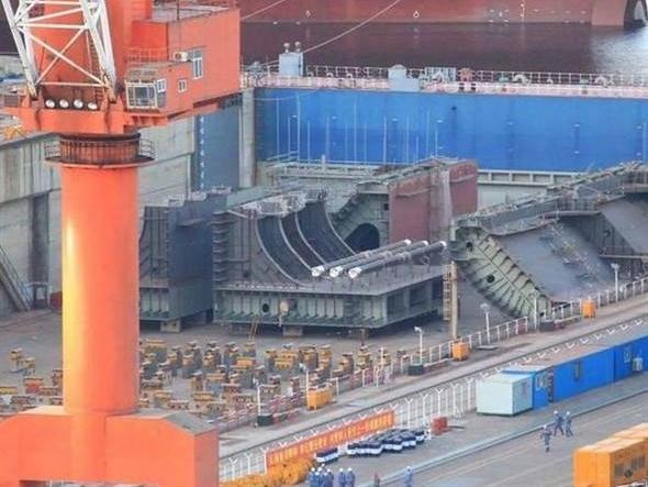 大连造船厂现疑似新航母分段 港媒猜测已开建第四艘航母