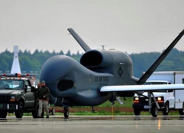 美军罕见展示驻日“全球鹰” 2架搭载最先进雷达