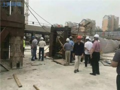 上海一工地塔吊倒塌事故现场触目图1