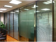 上海玻璃隔断厂家_上海内置百叶隔断安装_地生供图1