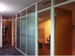 青浦办公室隔断价格_百叶隔断报价_办公铝合金隔断_地生供图1