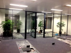 办公隔断厂家_办公室隔断安装_铝合金中空百叶隔断_地生供图1