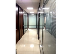 上海玻璃隔断哪家好_上海木饰面板隔断_烤漆玻璃隔断_地生供图1