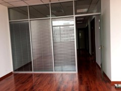 单玻璃隔断_上海艺术玻璃隔断设计_上海玻璃隔断_地生供图1