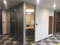 百叶隔断经销商_玻璃隔断生产厂家_上海办公玻璃隔断_地生供图1
