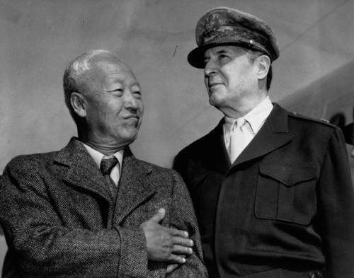 时任韩国总统李承晚(左)和麦克阿瑟(右)