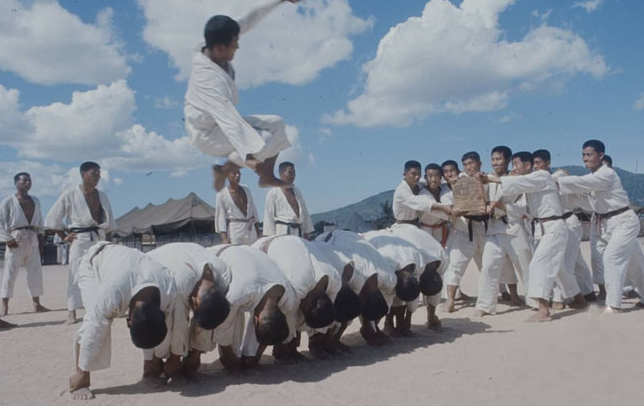 彼时韩国军队也曾配合美军踏上越南战场,图为韩国“猛虎部队”在越南的跆拳道训练