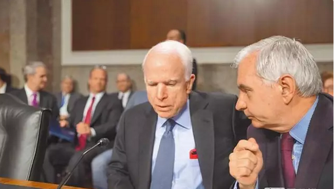 ▲7月14日,美国参议院军事委员会主席麦凯恩(左)在讨论法案内容。