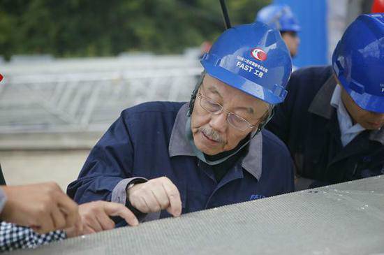 南仁东在“天眼”工程现场