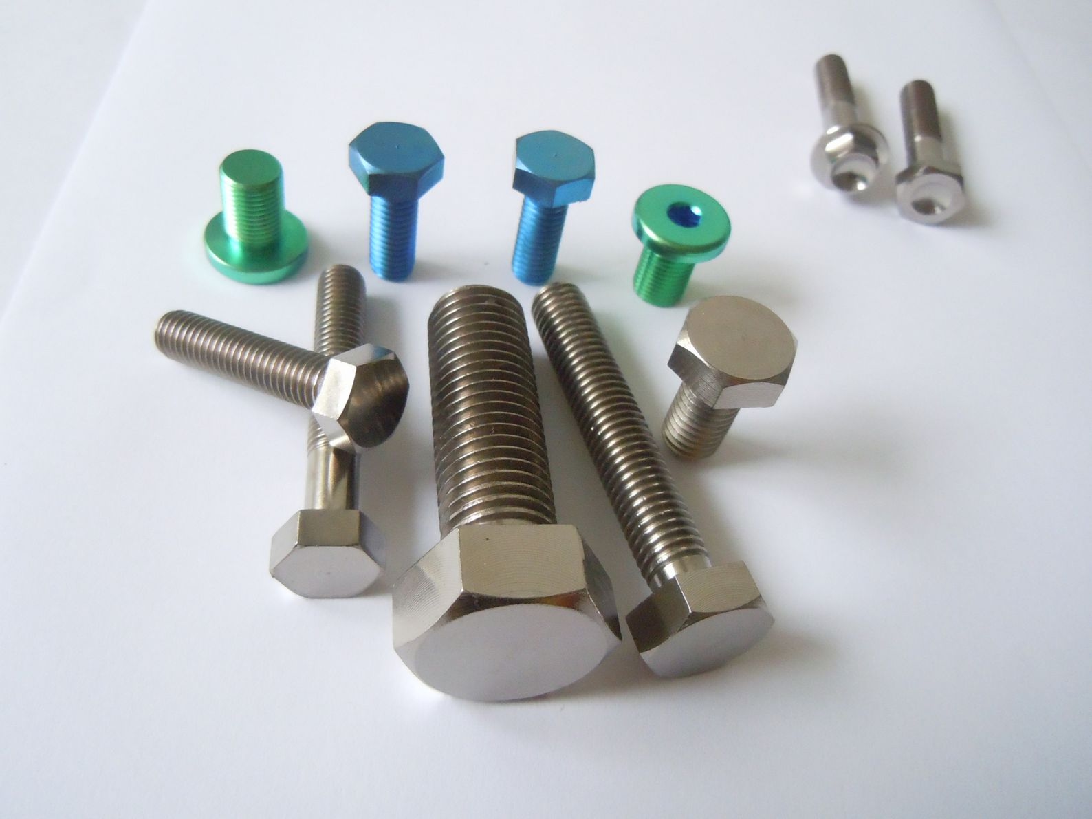 钛螺丝.jpg 钛螺丝.jpg