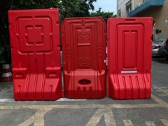 深圳各地高价回收pvc围挡 钢结构围挡 红色高水马等图1