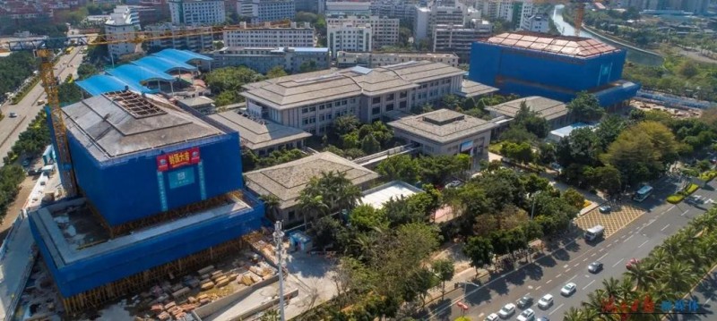 航拍镜头下的海南省图书馆及两侧的二期项目