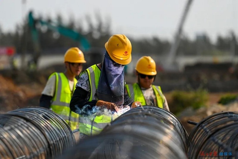 海南未来产业园项目现场工人正在进行钢筋笼焊接