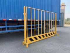 深圳龙岗基坑护栏 铁马护栏 胶马护栏生产厂家批发图1