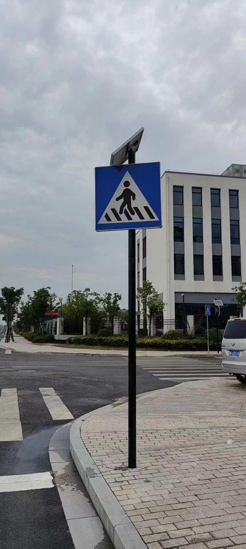 人行横道标志牌