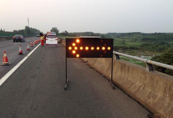 太阳能施工导向牌